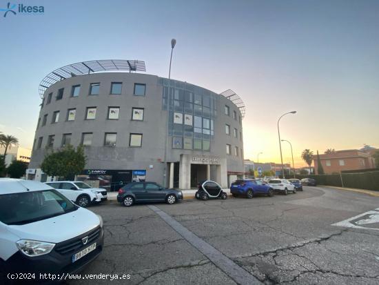 Excelente plaza de garaje en Edificio Euro (Polígono Pisa) - SEVILLA