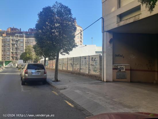 REUS. SE VENDE PARKING CÉNTRICO UBICADO EN BUEN EDIFICIO - TARRAGONA