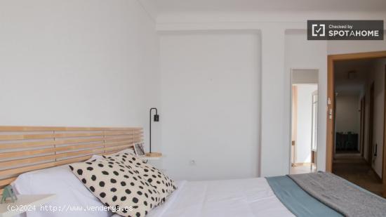 Se alquila habitación en piso de 5 habitaciones en Trinitat - VALENCIA