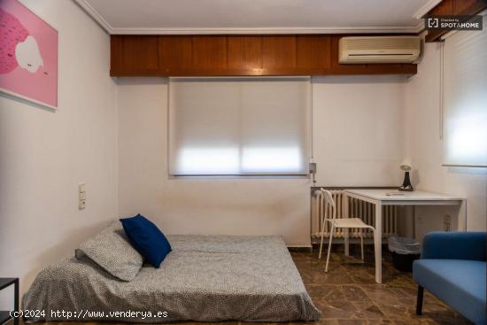  Se alquilan habitaciones en un apartamento de 4 dormitorios en Ciutat Vella - VALENCIA 