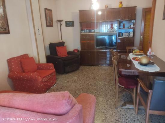 GRAN OCASION - VIVIENDA DE 3 DORMITORIOS CENTRICA, CON GARAJE Y PATIO - ALBACETE