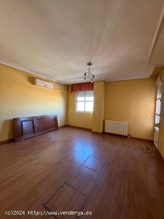 CASABANCO VENDE  PISO DE CUATRO DORMITORIOS EN  MERIDA - BADAJOZ