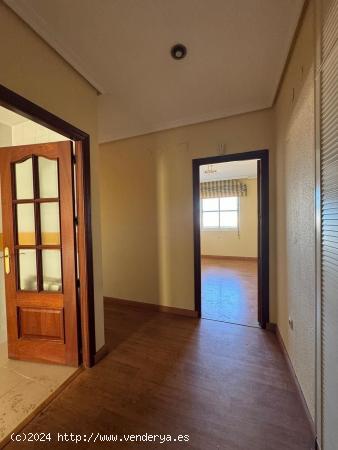 CASABANCO VENDE  PISO DE CUATRO DORMITORIOS EN  MERIDA - BADAJOZ