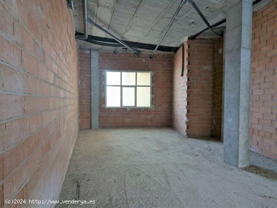 En venta local bajo de 173 m², convertible en vivienda  en el centro de Teulada. - ALICANTE