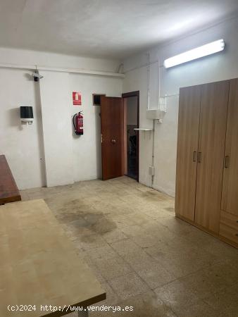 ¡Oportunidad Única! Local Comercial de 99 m² con Entrada para Vehículo - BARCELONA