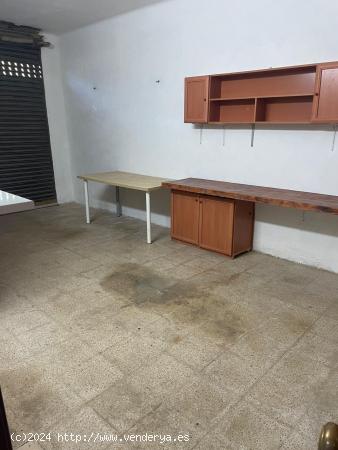 ¡Oportunidad Única! Local Comercial de 99 m² con Entrada para Vehículo - BARCELONA