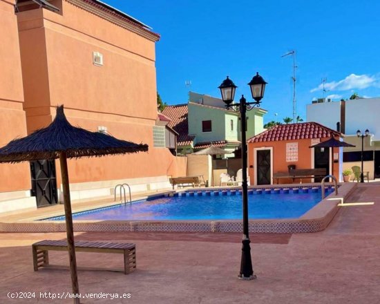 Villa en venta en Almoradí (Alicante)