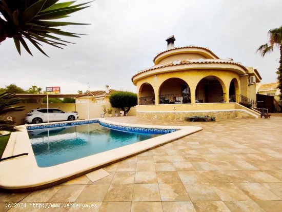 Villa en venta en Benijófar (Alicante)