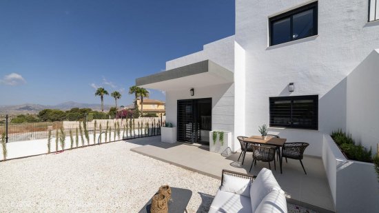 Villa en venta a estrenar en Busot (Alicante)