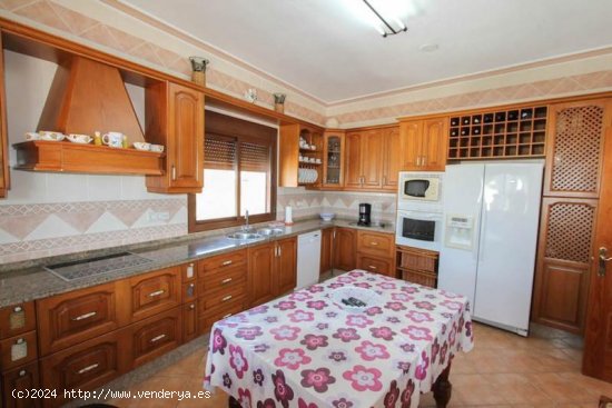 Villa en venta en Guaro (Málaga)