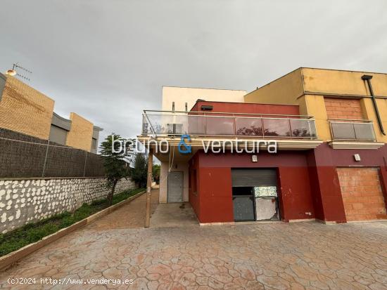 EN VENTA CHALET DE 4 DORMITORIOS EN VILANOVA I LA GELTRÚ - BARCELONA