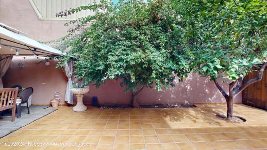 EIXAMPLE, ZONA SEMICENTRO: ''CASA CON GARAJE REFORMADA PARA ENTRAR A VIVIR!! - BARCELONA