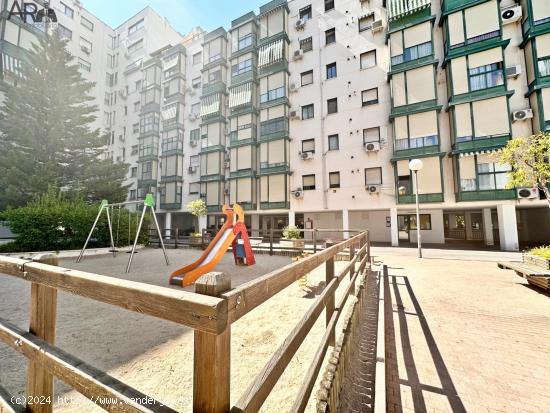 Piso de 3 dormitorios, 2 baños, plaza de garaje y trastero - MADRID