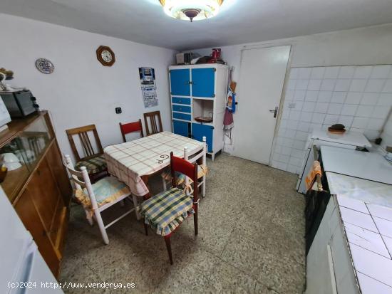 SE VENDE CASA EN PALAZUELO, 3 HAB., SALÓN, COCINA, 2 BAÑOS. PEQUEÑO PATIO - LEON