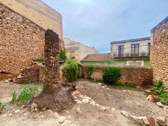 Masia con gran patio en el centro del pueblo - TARRAGONA