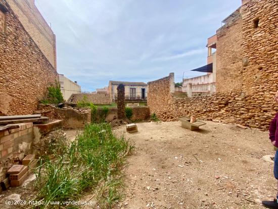 Masia con gran patio en el centro del pueblo - TARRAGONA