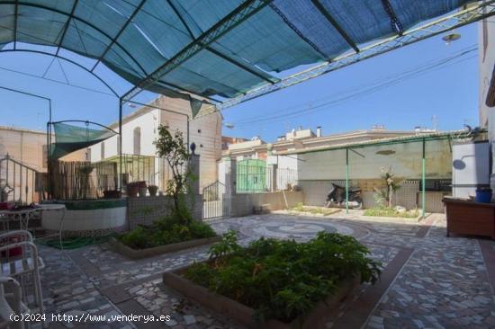 CASA EN ESQUINA CON GRAN PATIO EN EL CENTRO DE ATARFE!! - GRANADA