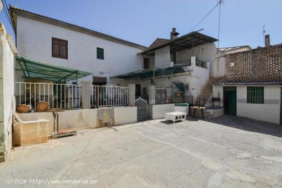 CASA EN ESQUINA CON GRAN PATIO EN EL CENTRO DE ATARFE!! - GRANADA