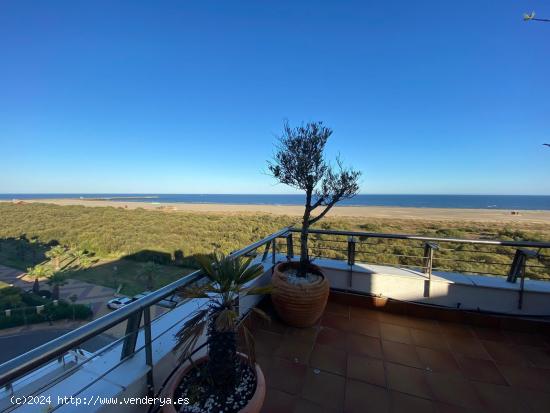  ÁTICO FRONTAL AL MAR EN URB.  ESPIGÓN - HUELVA 