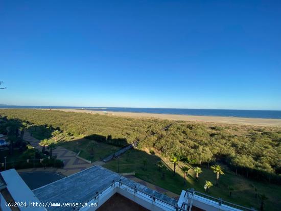 ÁTICO FRONTAL AL MAR EN URB.  ESPIGÓN - HUELVA