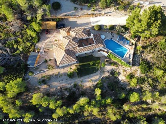 Encantadora casa de estilo español, con jardín y piscina en St Jordi d'Alfama - TARRAGONA