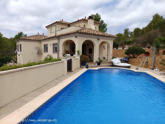 Encantadora casa de estilo español, con jardín y piscina en St Jordi d'Alfama - TARRAGONA