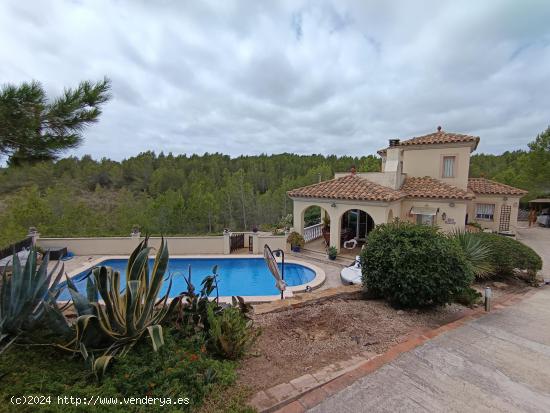 Encantadora casa de estilo español, con jardín y piscina en St Jordi d'Alfama - TARRAGONA