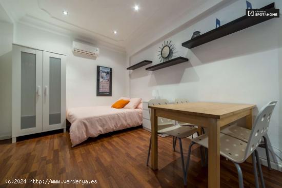  Amplia habitación en un apartamento de 3 dormitorios en Ciutat Vella, Valencia - VALENCIA 