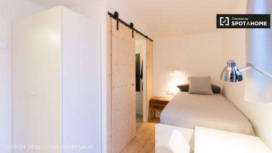 Acogedora y soleada habitación con baño, terraza y baño en Gracia norte Co-Living - BARCELONA