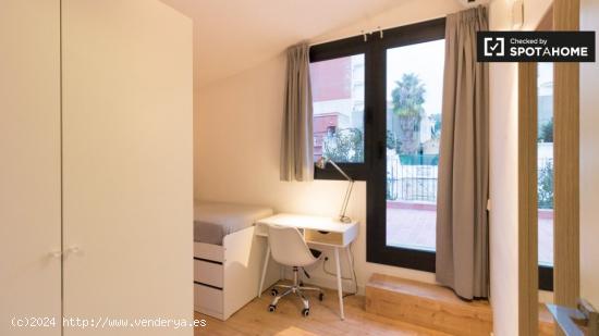 Acogedora y soleada habitación con baño, terraza y baño en Gracia norte Co-Living - BARCELONA