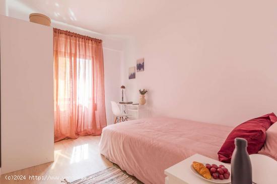  Habitaciones para alquilar en apartamento de 5 dormitorios en Madrid - MADRID 