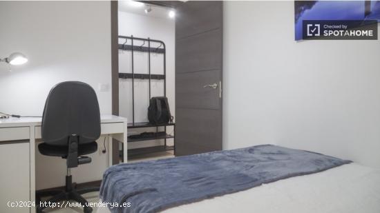 Se alquilan habitaciones en un apartamento de 4 dormitorios en Centro - MADRID