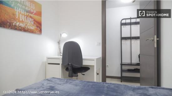 Se alquilan habitaciones en un apartamento de 4 dormitorios en Centro - MADRID