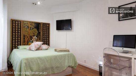 Se alquila habitación con baño y cama doble en Comillas - MADRID