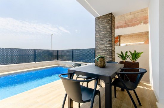 Villa en venta a estrenar en Los Montesinos (Alicante)