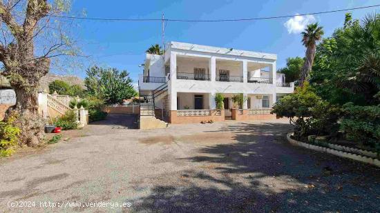 SE VENDE CHALET EN ELDA EN LA ZONA DE CAMPO ALTO - ALICANTE