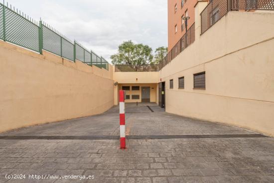 SE VENDE PLAZA DE GARAJE EN CALLE PADRE CLARET (GRANADA) - GRANADA