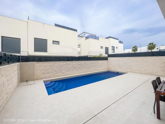 Villa en venta en Benijófar (Alicante)