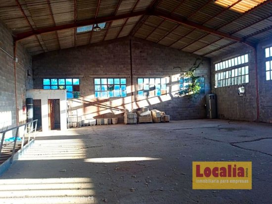 Nave industrial diáfana de 400m² y 4000m² de campa