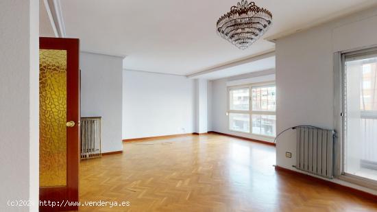 Venta de piso de 3 dormitorios en la Avenida Navarra - ZARAGOZA