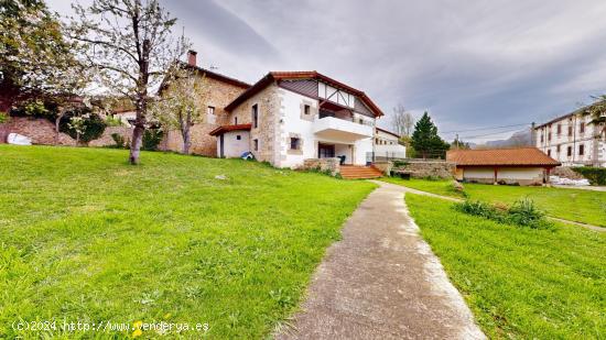 CASA CON PISCINA Y GARAJE EN VILLASUSO DE MENA - BURGOS