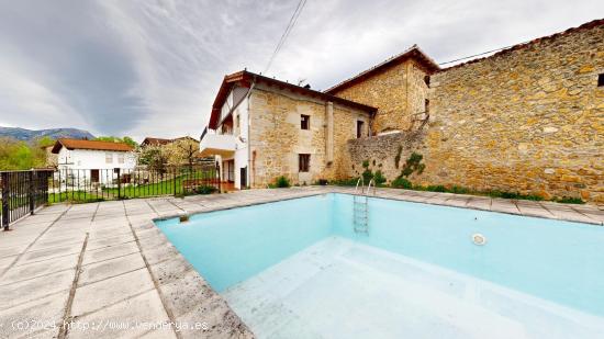 CASA CON PISCINA Y GARAJE EN VILLASUSO DE MENA - BURGOS