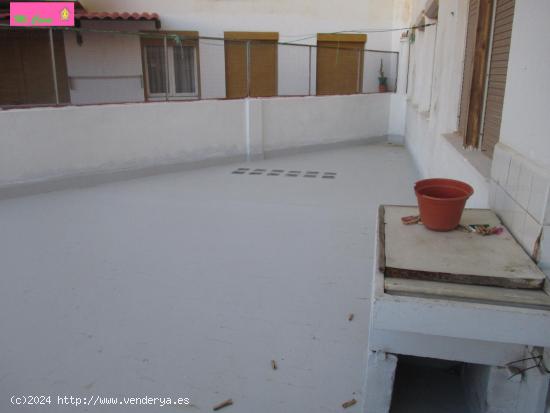 PISO CENTRICO CON CUATRO HABITACIONES,SALON COCINA,DOS BAÑOSY TERRAZA DE 40 MTRS - ZARAGOZA