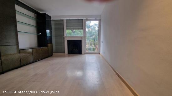 ¡Oportunidad en Horta-Guinardó! Piso en venta con terraza cubierta! - BARCELONA