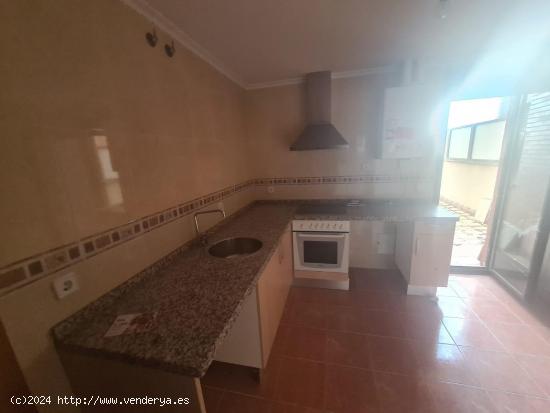 SE VENDE APARTAMENTO. COCINA CON TERRAZA Y DESPENSA, 2 HAB., BAÑO, ASCENSOR, GARAJE. - LEON