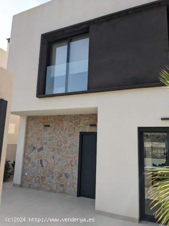 VILLA EN VENTA EN COMPLEJO RESIDENCIAL - MURCIA