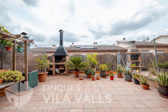 Casa semi nueva con piscina comunitaria - BARCELONA