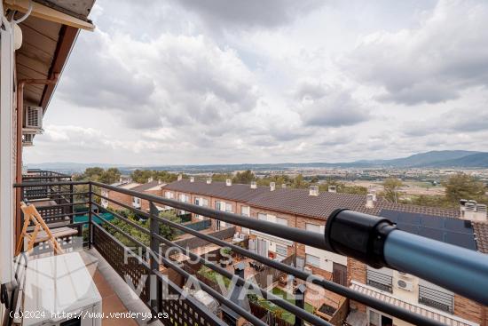 Casa semi nueva con piscina comunitaria - BARCELONA