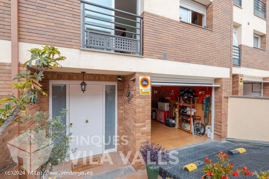 Casa semi nueva con piscina comunitaria - BARCELONA