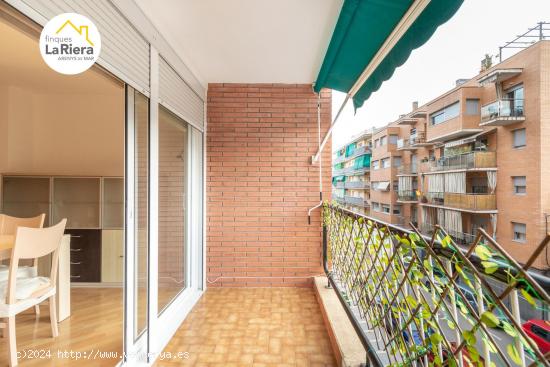 PISO DE 4 HABITACIONES CON ASCENSOR, PARKING, Y ACCESO A ZONA COMUNITARIA! - BARCELONA